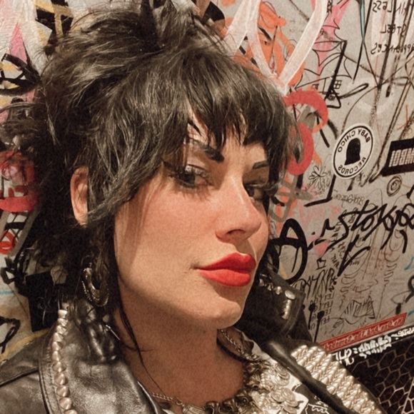 Meet your Posher, Amy - Picture 1 of 1